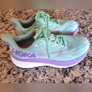 Women's Size 8.5D wide Hoka Clifton-9